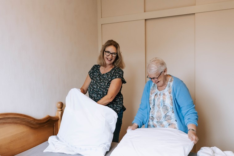Samen het bed opmaken